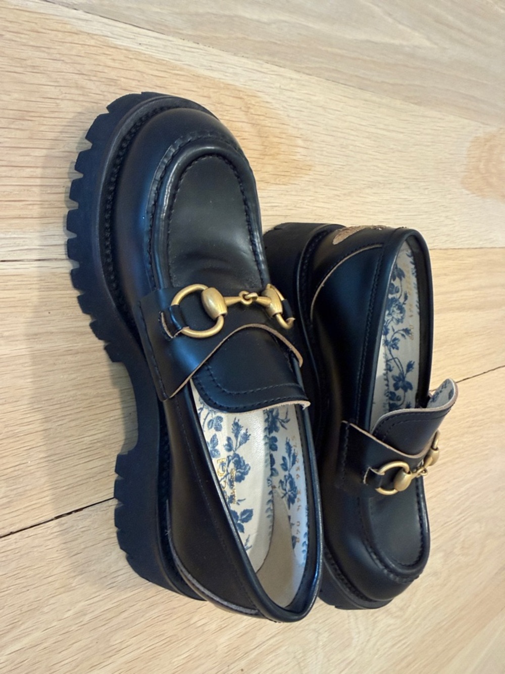 Gucci Women's Black Loafers Lug Heel size 36.5 barely worn like new - Picture 4 of 14